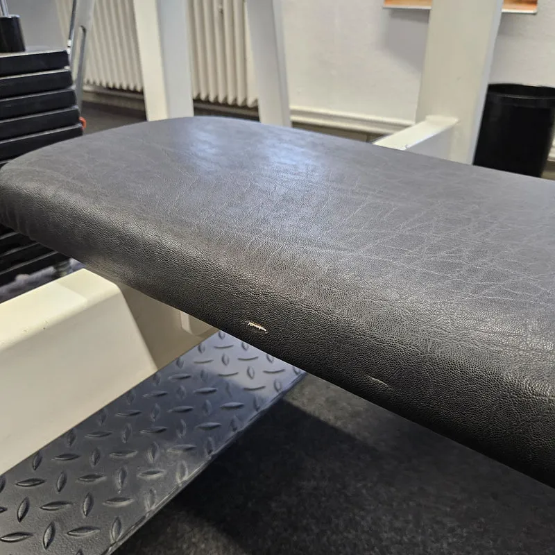 Flachdrückerbank mit Ablagen für Bankdrücken, Benchpress, Oldschool Bodybuilding, Rahmenfarbe Weiß, gebraucht mit Gebrauchsspuren