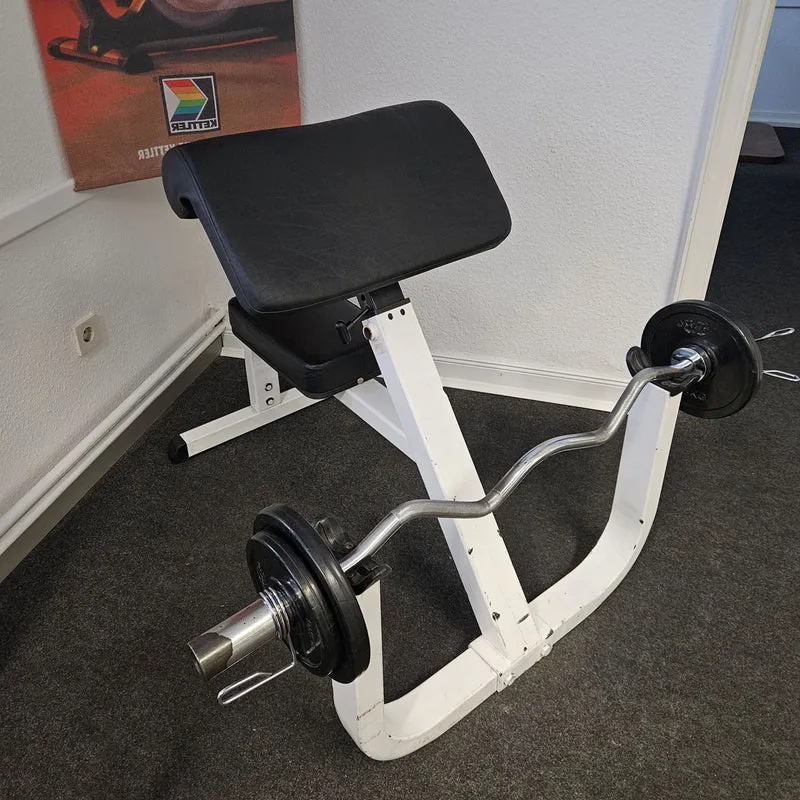 Scottcurl, Bizepsbank, SZ Curls, Rahmenfarbe Weiß, gebraucht mit Gebrauchsspuren