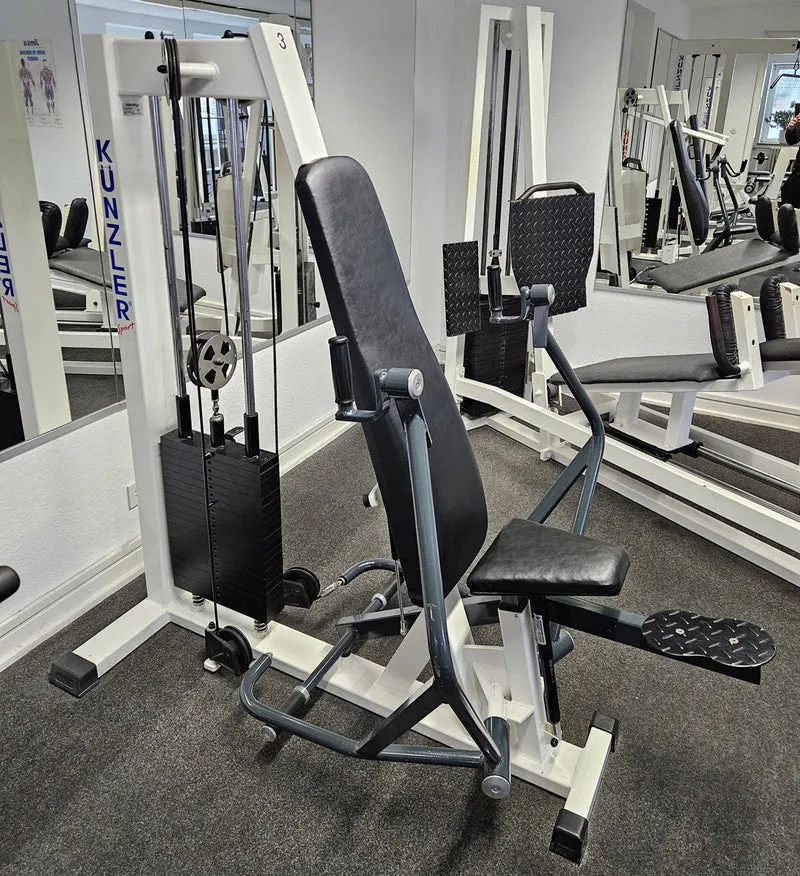 Künzler Bankdrückmaschine Bilateral, Chestpress, Brustpresse, Einstiegshilfe, 100kg Gewichtsblock, Oldschool Bodybuilding Kraftgerät, Rahmenfarbe Weiß, gebraucht und geprüft mit kleinen Gebrauchsspuren