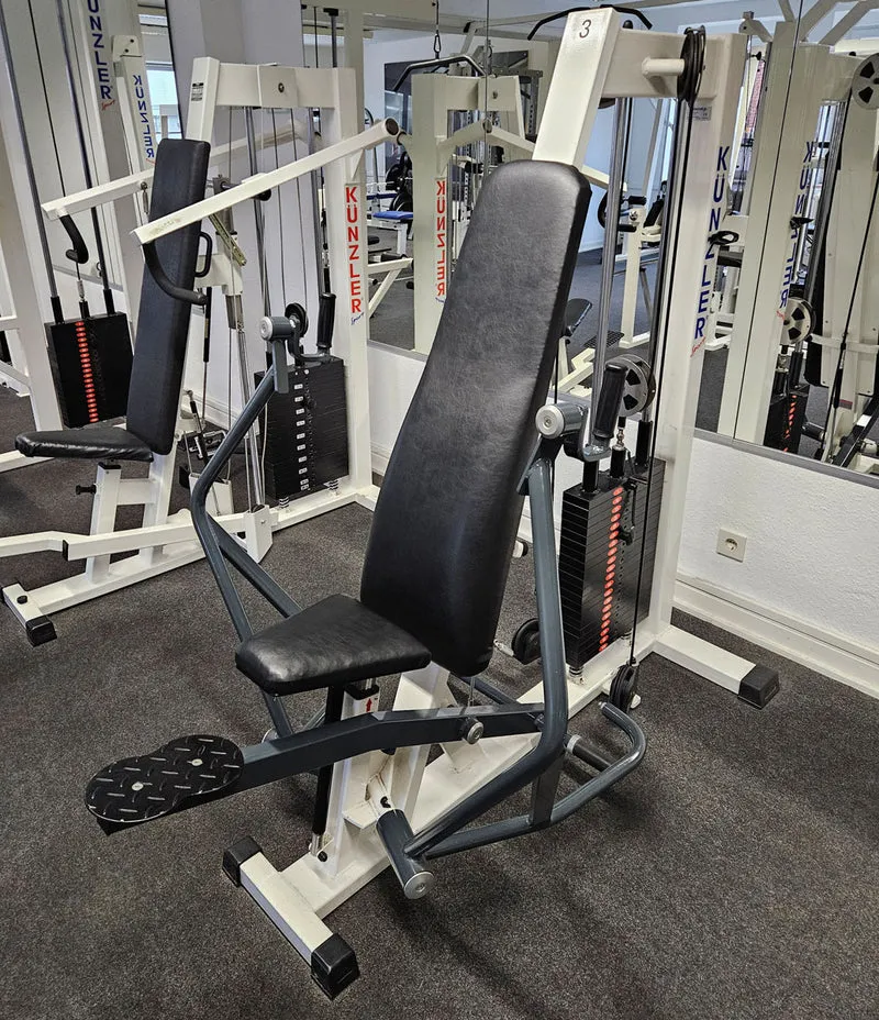 Künzler Bankdrückmaschine Bilateral, Chestpress, Brustpresse, Einstiegshilfe, 100kg Gewichtsblock, Oldschool Bodybuilding Kraftgerät, Rahmenfarbe Weiß, gebraucht und geprüft mit kleinen Gebrauchsspuren