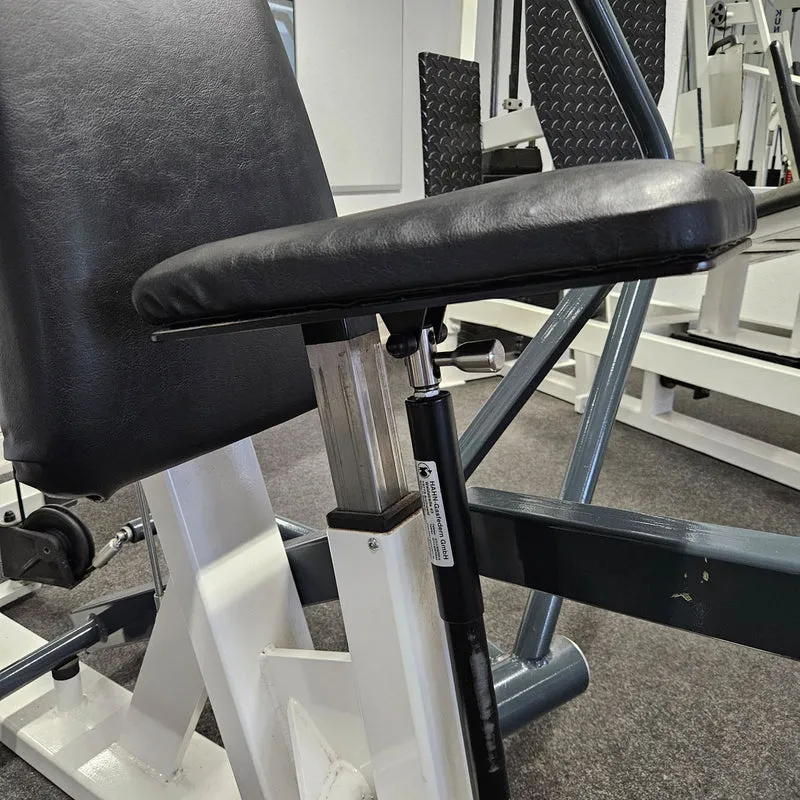 Künzler Bankdrückmaschine Bilateral, Chestpress, Brustpresse, Einstiegshilfe, 100kg Gewichtsblock, Oldschool Bodybuilding Kraftgerät, Rahmenfarbe Weiß, gebraucht und geprüft mit kleinen Gebrauchsspuren