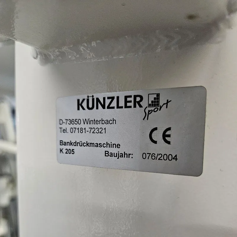 Künzler Bankdrückmaschine Bilateral, Chestpress, Brustpresse, Einstiegshilfe, 100kg Gewichtsblock, Oldschool Bodybuilding Kraftgerät, Rahmenfarbe Weiß, gebraucht und geprüft mit kleinen Gebrauchsspuren