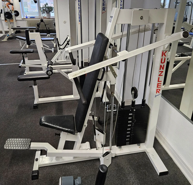 Künzler Schulterpresse Bilateral, Overheadpress, Shoulder Press, Einstiegshilfe, Oldschool Bodybuilding Kraftgerät, Rahmenfarbe Weiß, gebraucht und geprüft mit Gebrauchsspuren