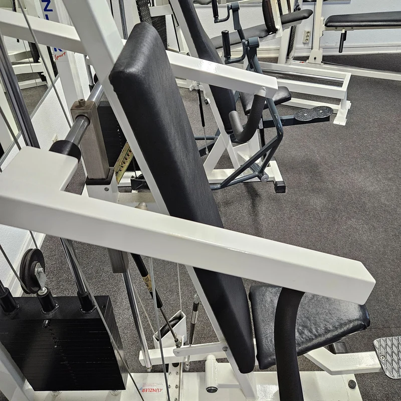 Künzler Schulterpresse Bilateral, Overheadpress, Shoulder Press, Einstiegshilfe, Oldschool Bodybuilding Kraftgerät, Rahmenfarbe Weiß, gebraucht und geprüft mit Gebrauchsspuren