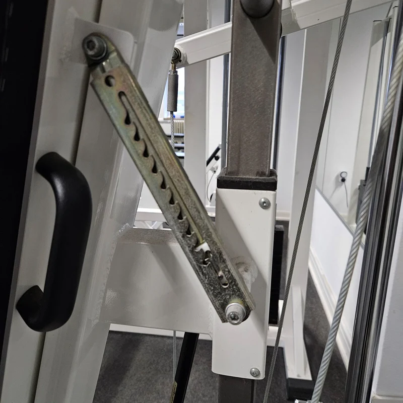 Künzler Schulterpresse Bilateral, Overheadpress, Shoulder Press, Einstiegshilfe, Oldschool Bodybuilding Kraftgerät, Rahmenfarbe Weiß, gebraucht und geprüft mit Gebrauchsspuren
