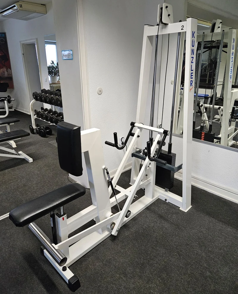Künzler Rudern mit Bruststütze und Einstiegshilfe, Row, Lat-Rudern, Oldschool Bodybuilding Kraftgerät, Rahmenfarbe Weiß, gebraucht und geprüft mit Gebrauchsspuren