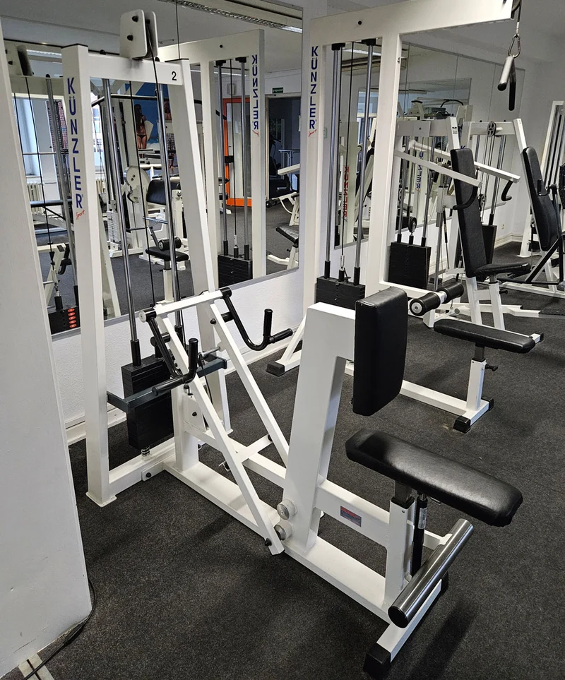 Künzler Rudern mit Bruststütze und Einstiegshilfe, Row, Lat-Rudern, Oldschool Bodybuilding Kraftgerät, Rahmenfarbe Weiß, gebraucht und geprüft mit Gebrauchsspuren