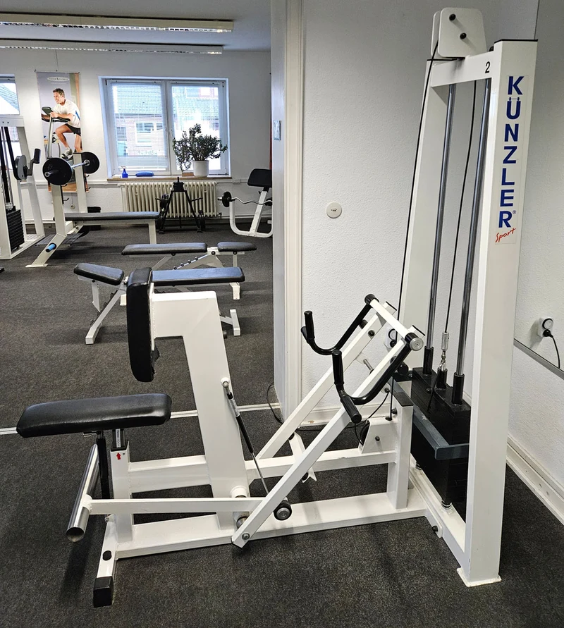 Künzler Rudern mit Bruststütze und Einstiegshilfe, Row, Lat-Rudern, Oldschool Bodybuilding Kraftgerät, Rahmenfarbe Weiß, gebraucht und geprüft mit Gebrauchsspuren