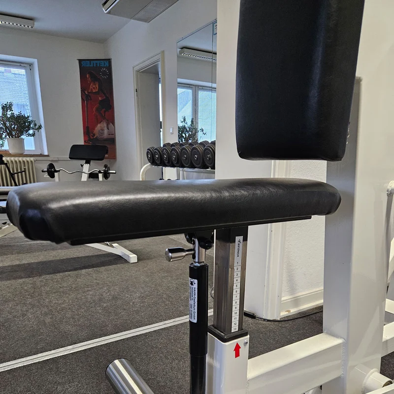 Künzler Rudern mit Bruststütze und Einstiegshilfe, Row, Lat-Rudern, Oldschool Bodybuilding Kraftgerät, Rahmenfarbe Weiß, gebraucht und geprüft mit Gebrauchsspuren
