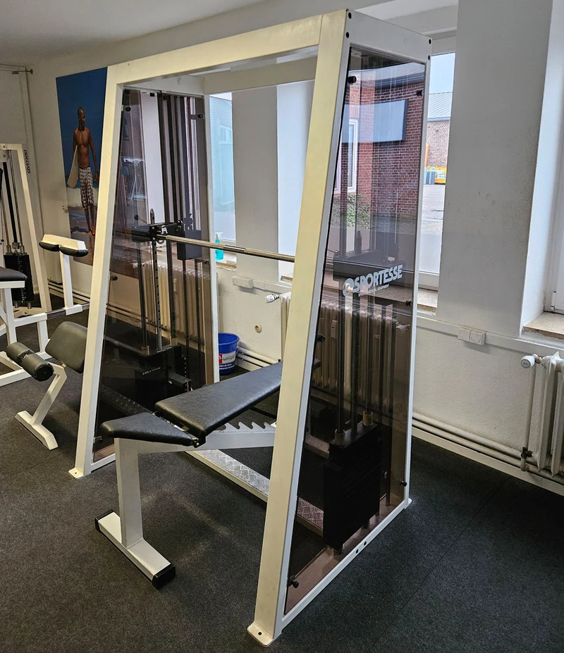 Sportesse Multipresse mit Steckgewichten, Oldschool Bodybuilding Kraftgerät - Rahmenfarbe Weiß, gebraucht und geprüft mit Gebrauchsspuren