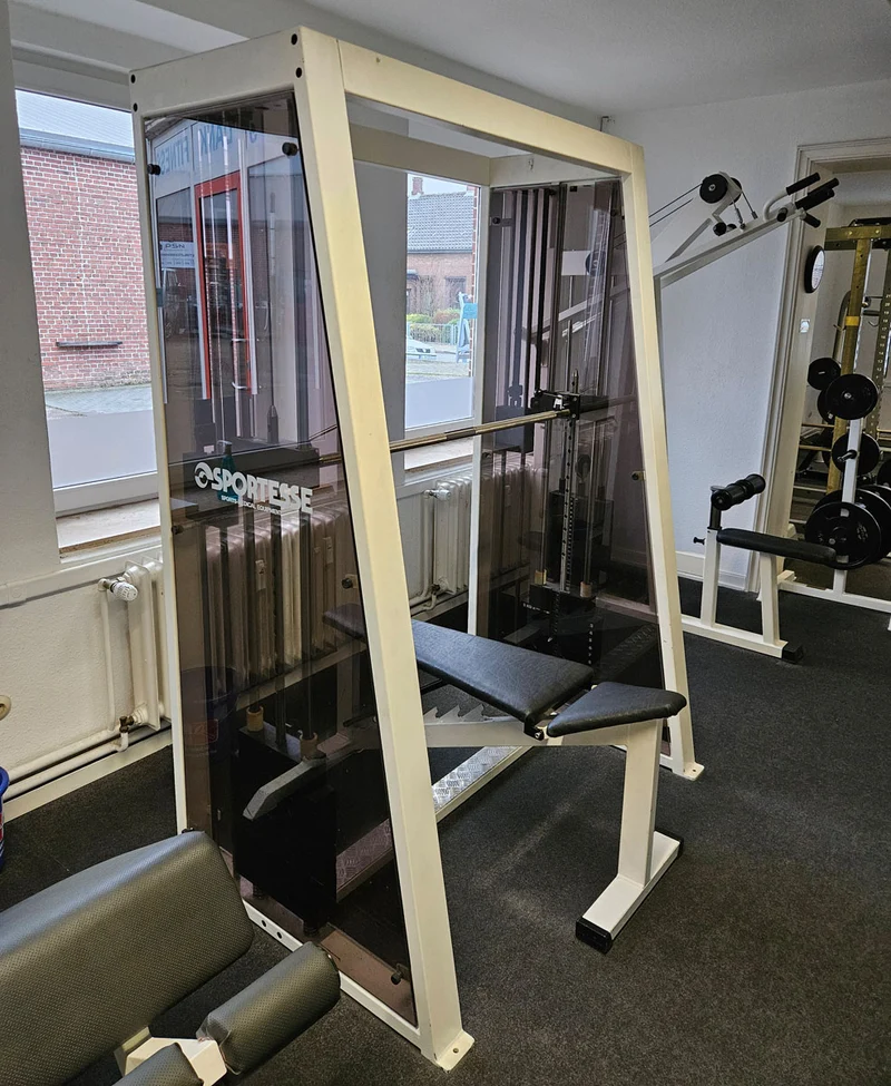 Sportesse Multipresse mit Steckgewichten, Oldschool Bodybuilding Kraftgerät - Rahmenfarbe Weiß, gebraucht und geprüft mit Gebrauchsspuren