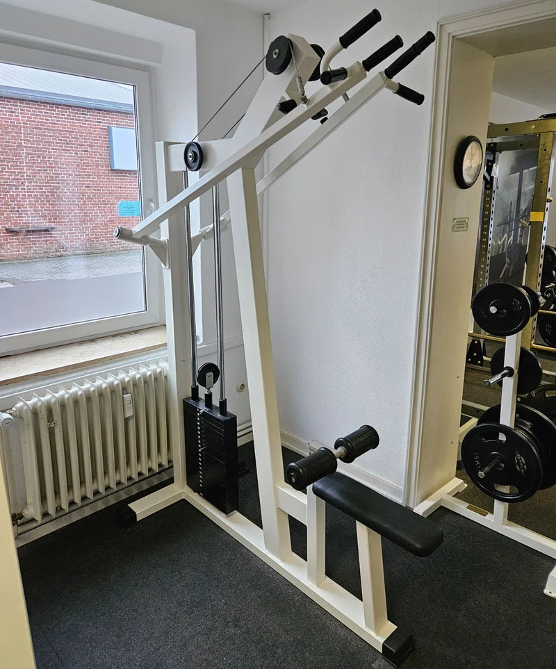 Latzug Bilateral, Pulldown, verschiedene Griffmöglichkeiten, Hersteller wahrscheinlich Künzler, Oldschool Bodybuilding Kraftgerät, Rahmenfarbe Weiß, gebraucht und geprüft mit Gebrauchsspuren