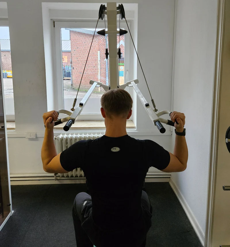 Latzug Bilateral, Pulldown, verschiedene Griffmöglichkeiten, Hersteller wahrscheinlich Künzler, Oldschool Bodybuilding Kraftgerät, Rahmenfarbe Weiß, gebraucht und geprüft mit Gebrauchsspuren