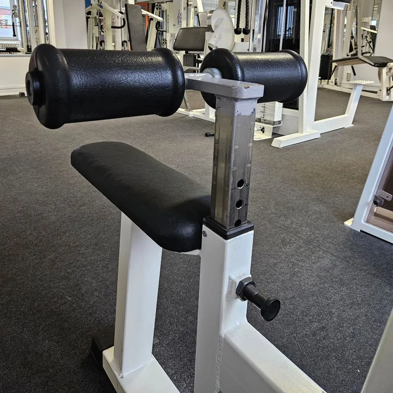 Latzug Bilateral, Pulldown, verschiedene Griffmöglichkeiten, Hersteller wahrscheinlich Künzler, Oldschool Bodybuilding Kraftgerät, Rahmenfarbe Weiß, gebraucht und geprüft mit Gebrauchsspuren