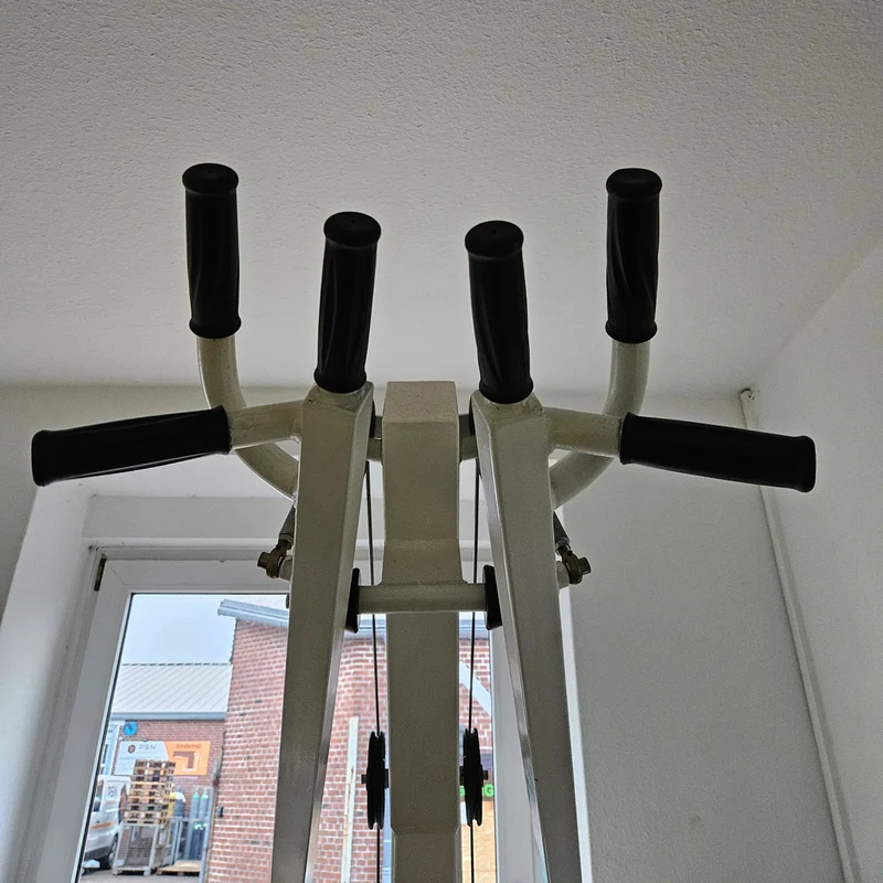 Latzug Bilateral, Pulldown, verschiedene Griffmöglichkeiten, Hersteller wahrscheinlich Künzler, Oldschool Bodybuilding Kraftgerät, Rahmenfarbe Weiß, gebraucht und geprüft mit Gebrauchsspuren