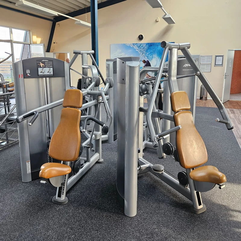 Life Fitness & Hammer Strength - 95 Fitnessgeräte - 105 Stationen, Kraftgeräte, Cardiogeräte, Plate loaded Geräte, Bänke etc - komplettes Fitnessstudio - gebraucht, überholter TOP Zustand