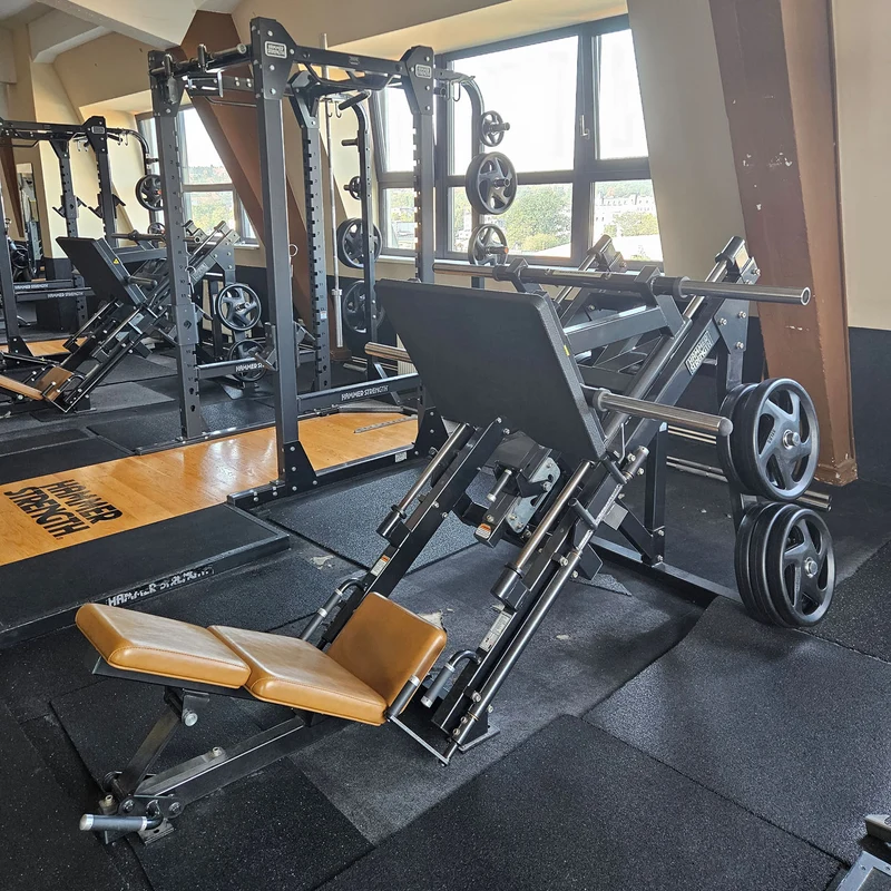 Life Fitness & Hammer Strength - 95 Fitnessgeräte - 105 Stationen, Kraftgeräte, Cardiogeräte, Plate loaded Geräte, Bänke etc - komplettes Fitnessstudio - gebraucht, überholter TOP Zustand